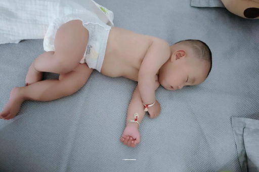 乌海宝宝拍嗝的正确方法